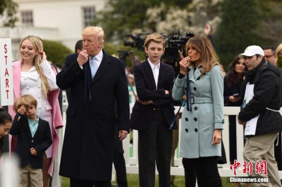 当地时间4月2日，白宫举行一年一度的复活节滚彩蛋活动。美国总统特朗普当天携妻子梅拉尼亚、儿子巴伦等家人一同出席活动。图为特朗普与梅拉尼亚为滚彩蛋活动鸣哨。中新社记者 刁海洋 摄