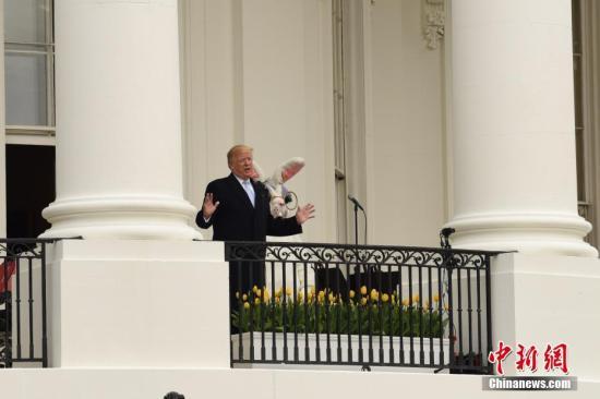 当地时间4月2日，白宫举行一年一度的复活节滚彩蛋活动。美国总统特朗普当天携妻子梅拉尼亚、儿子巴伦等家人一同出席活动。图为特朗普致欢迎词。中新社记者 刁海洋 摄