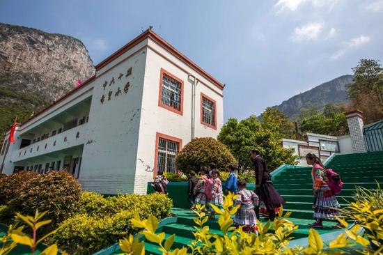 2个小时后终于到达铧口岩下的校园