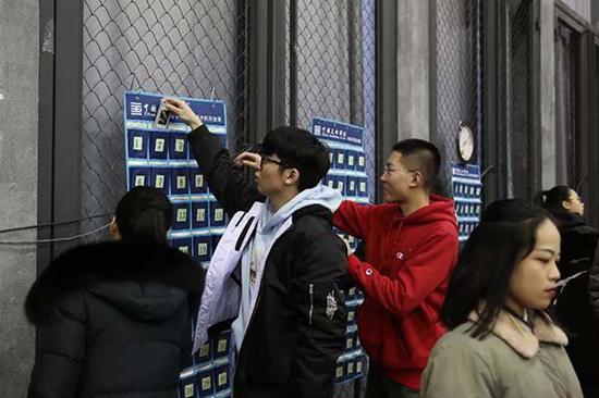 中国美术学院开考首日,进考场时手机要一律关机并放在手机袋中统一保管