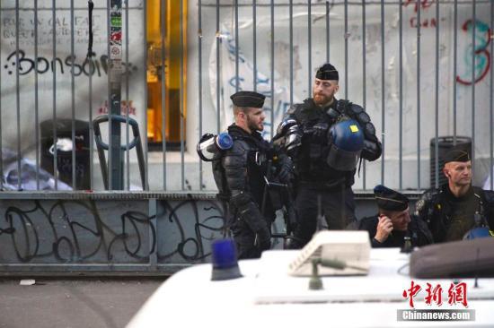 资料图：巴黎警方正在执勤。 中新社记者 龙剑武 摄