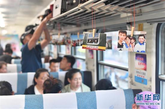 6月5日,考生们乘坐“高考专列”。新华社记者 王松 摄 图片来源:新华网