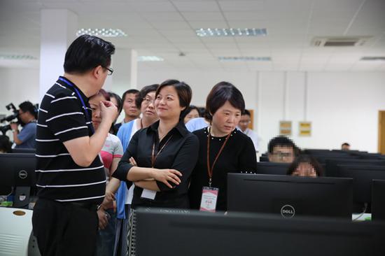 考生家长代表在高考语文评卷中心组组长的带领下参观高考语文评卷点。 本文图片均为陆嘉辉 摄