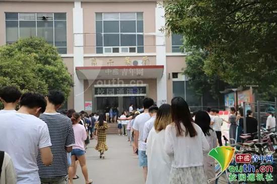 图为学生排长队领餐券。中国青年网通讯员陈果 提供