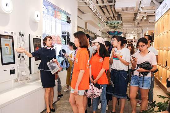 学生们在参观淘宝心选线下店。淘宝心选希望通过提供线上线下的完整服务,探索新零售玩法