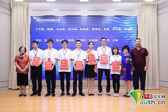 图为颁发志愿者证书现场