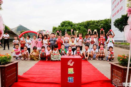 学生们走过红地毯后,每个人还写下心愿投进心愿箱。