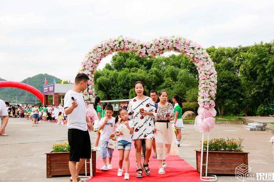 该小学位于浙江省浦江县黄宅镇,虽然地处农村,但学校非常重视迎新体验。在城市里,走红地毯、鲜花拱门都显得常见,学校希望农村的孩子也能享受这种待遇和仪式感。