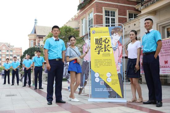 高校迎新出新招 新生掃碼“暖心學(xué)長”搬行李、陪報到