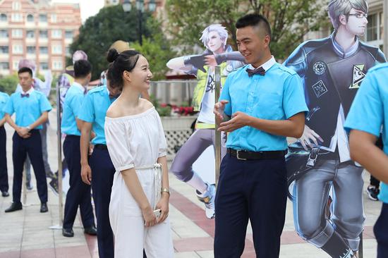 高校迎新出新招 新生掃碼“暖心學(xué)長”搬行李、陪報到
