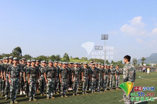 图为王鹏智在为新生军训。中国青年网校园通讯社重庆电信职业学院通讯站供图