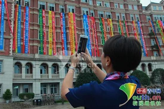 图为老师在拍照留念。四川西南航空专修学院新媒体中心 供图