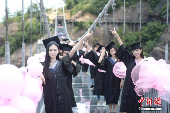 资料图：毕业生身着学士服拍毕业照。杨华峰 摄