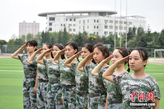 女生们帅气亮相。包海霞 摄