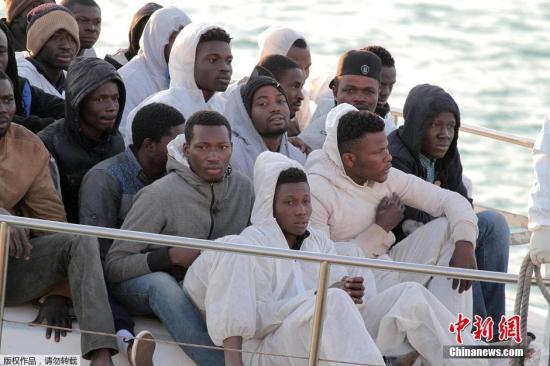 资料图：开往意大利的移民船。