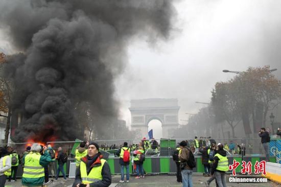 当地时间11月24日，巴黎香榭丽舍大街遭遇大规模示威活动。数以千计示威者聚集在街上，设置了不少路障，街道交通完全陷入瘫痪。中新社记者 李洋 摄
