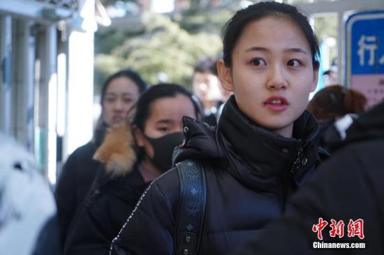 2月16日，北京电影学院艺考拉开序幕。图为考生考试结束后走出校门。中新社记者 张兴龙 摄