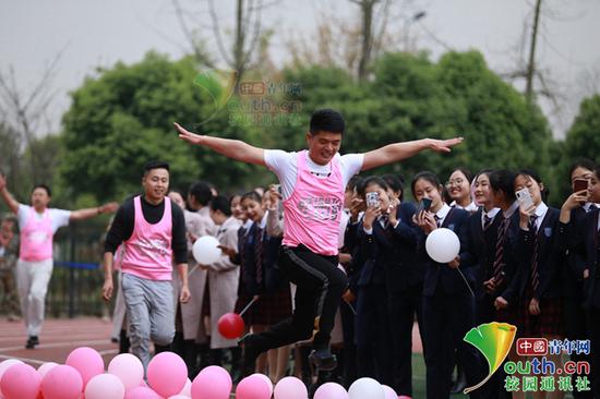 迎三八 女神节 高校男老师穿8厘米高跟鞋千米