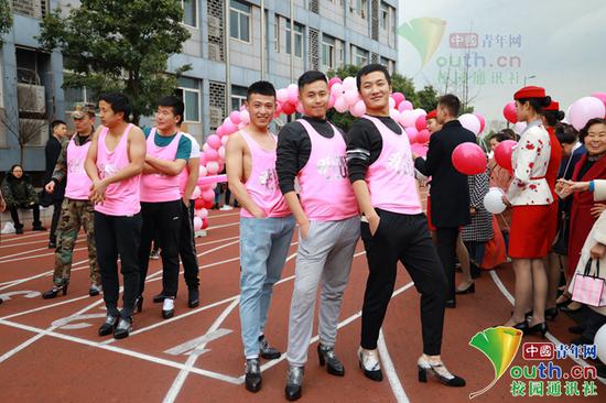 迎三八 女神节 高校男老师穿8厘米高跟鞋千米