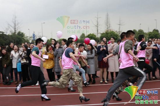 迎三八 女神节 高校男老师穿8厘米高跟鞋千米