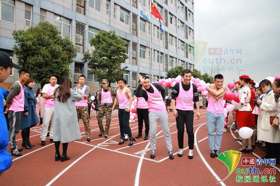 图为男老师起跑前做热身运动。学校供图