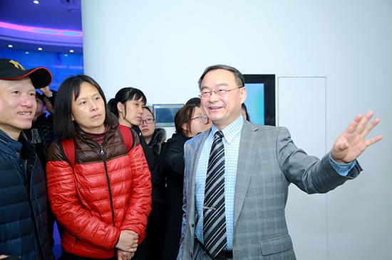 上海健康医学院春招校测当天,校长黄钢与?#39029;?#38754;对面,介绍学校办学特色、学习环境和育人理念。陆文华 图