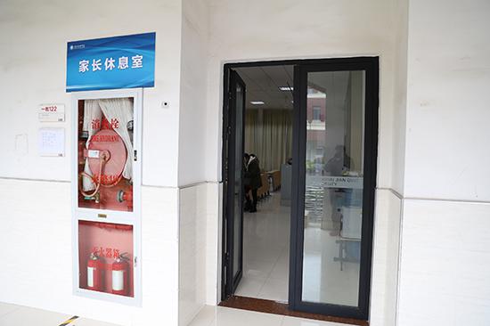 上海建桥学院?#39029;?#19987;设了休息室,营造温馨的候考环?#22330;?#20309;思哲 图