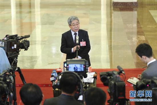3月12日,十三届全国人大二次会议在?#26412;?#20154;民大会堂举行第三次全体会议。这是教育部部长陈宝生在“部长通道”?#37038;?#37319;访。 新华社记者 殷刚 摄