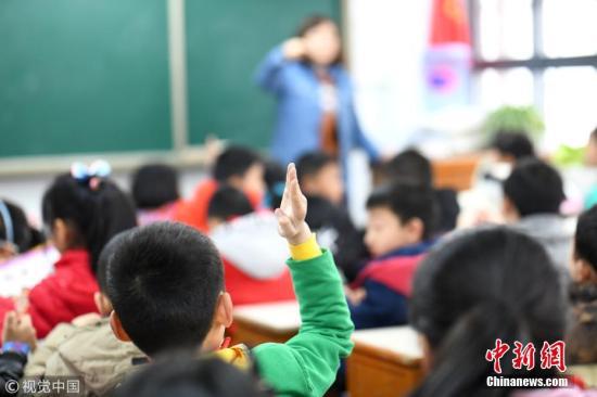 资料图:孩子们正在上课。 兴晗 摄 图片来源:视觉中国