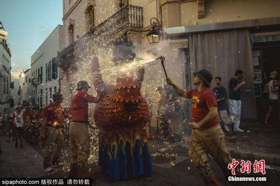 当地时间2018年8月23日，西班牙锡切斯加泰隆尼亚，当地市民庆祝西切斯狂欢节，身穿创意戏剧服装，聚集燃放烟花。图片来源：Sipaphoto 版权作品 禁止转载