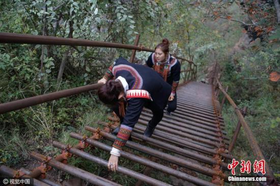 资料图:四川省凉山彝族自治州,支尔莫乡阿土勒尔村“悬崖村”,新的钢制天梯完工,村民上山耗时比先前缩短一个小时。图片来源:视觉中国