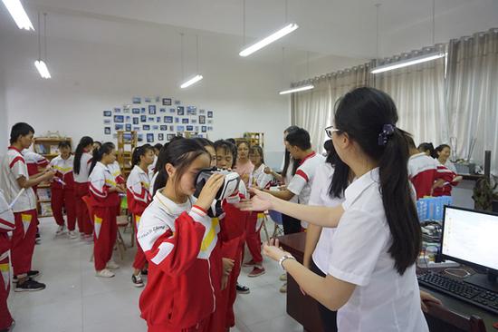 资料图:研支团成员带领同学们体验最新科技产品