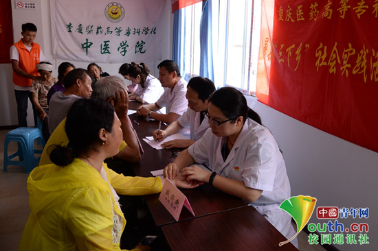 图为戴奕爽（右一）在参加三下乡社会实践。受访者供图