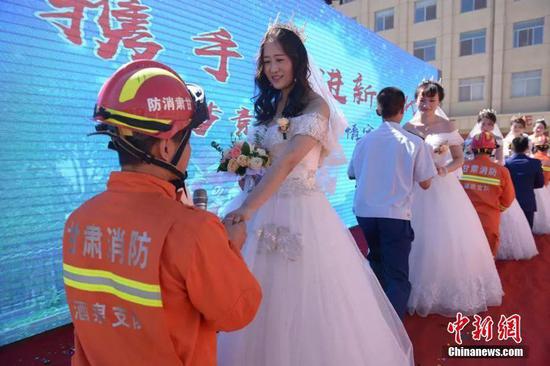 资料图：消防员集体婚礼现场。杨文斌 摄