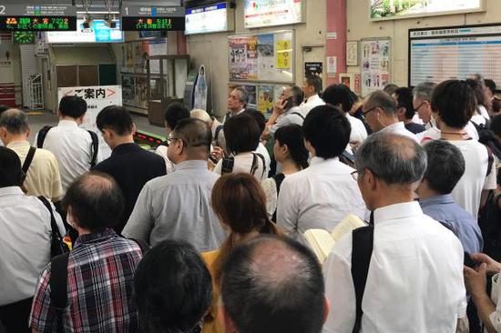 当地时间2019年9月9日，日本横滨，第15号台风“法茜”登陆日本，列车运行暂停，乘客滞留在车站。  IC 图