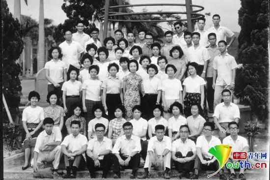 　1962年叶嘉莹和台大中文系一年级学生合影。南开大学供图