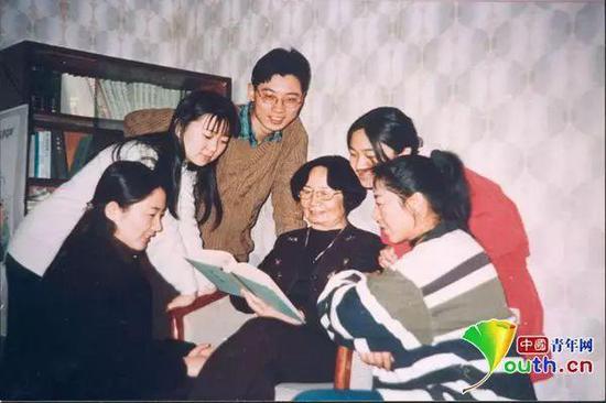 这是叶嘉莹1999年在南开大学与研究生讨论的照片,2019年教师节,南开大学为叶嘉莹颁发终身成就奖。南开大学供图