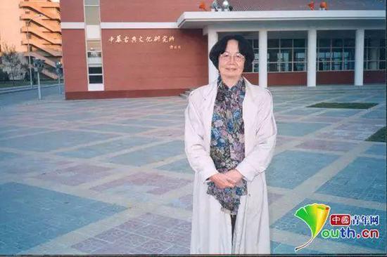 1999年叶嘉莹在她筹建的中华古典文化研究所大楼前留影，2019年是她归国从教40周年。南开大学供图