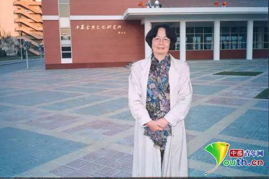 1999年叶嘉莹在她筹建的中华古典文化研究所大楼前留影,2019年是她归国从教40周年。南开大学供图