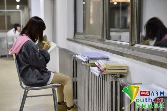 书上还有一个重点没背,今晚背完再回宿舍休息。中国青年网通讯员 甘乘旭 摄