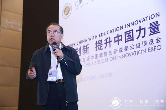 　　中国学习技术协会学术委员会副主任潘克明作主题演讲