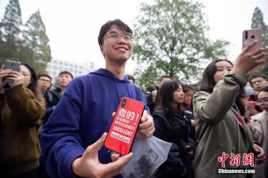 图为11月24日，国考考生在南京林业大学考点等候进场。中新社发 苏阳 摄 图片来源：CNSphoto