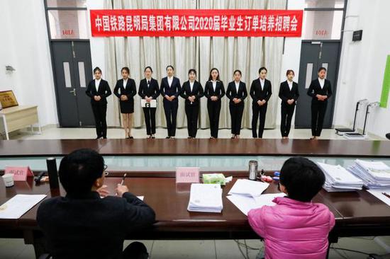 　12月23日，中国铁路昆明局集团有限公司在湖南铁路科技职业技术学院招聘。学校供图。