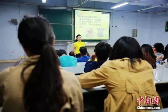 资料图:四川文理学院性健康教育课开讲,当晚原本可坐50人的教室爆棚。钟欣 摄