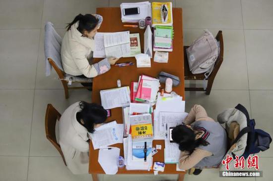 资料图：考研生为2020年全国硕士研究生招生考试复习。 中新社记者 瞿宏伦 摄