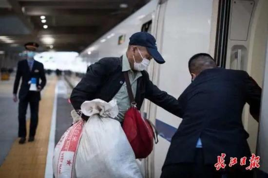4月8日，在汉口火车站，乘客上车离汉