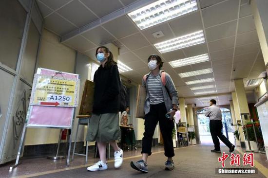 资料图:4月24日,香港中学文凭试开考。中新社记者 李志华 摄