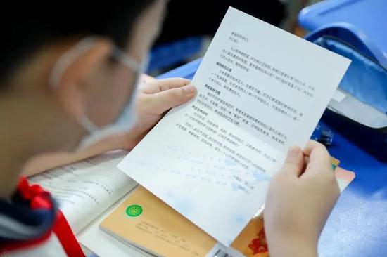 进校门时,每位同学都收到一封明信片,里面是来自校长的信,仔细阅读,温暖满满!