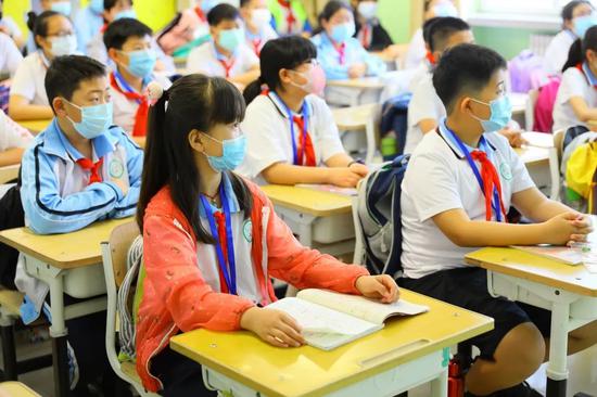 回到教室,同学们在老师的带领下重温各种防疫知识,大家听得格外认真。