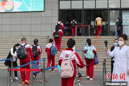 高三学生返校复课 苍雁 摄